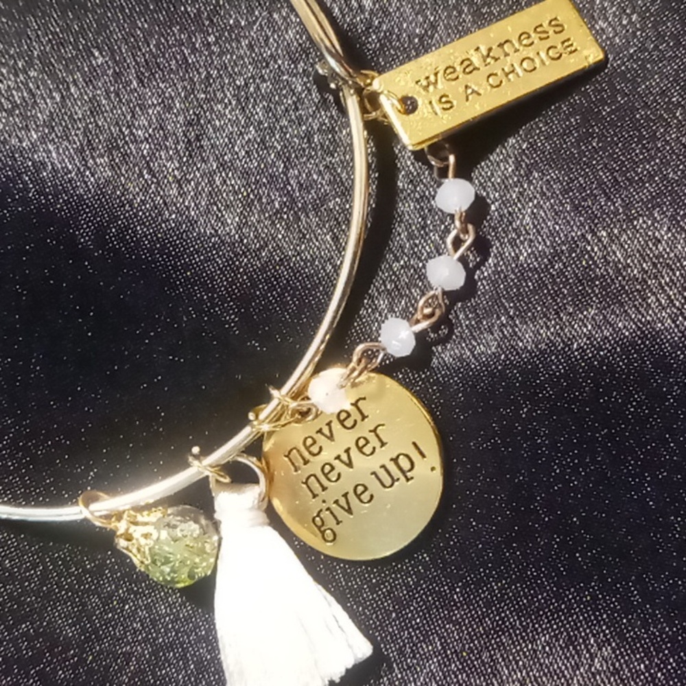 Expandable bracelet with charms inspirational never give up. Gold tone